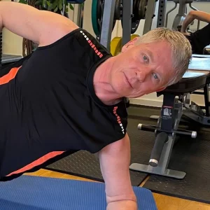niclas Niclas - Legitimerad sjukgymnast, doktor i Osteopati och mer än 30 års erfarenhet inom ryggskador. Han har bidragit med sina specialanpassade övningar och testet för ischias.